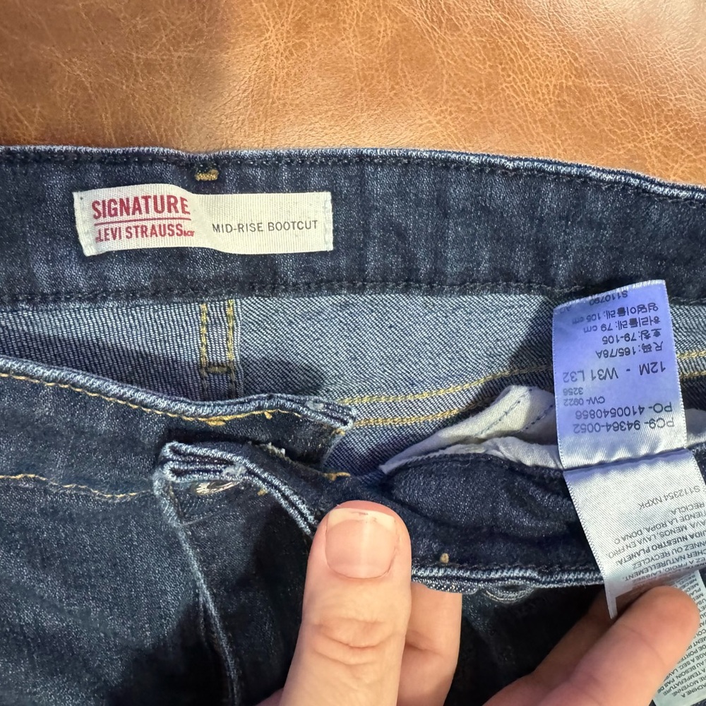 Signature by Levi Strauss Women's Boot Leg Jeans - Light and Dark Blue - Picture 4 of 5